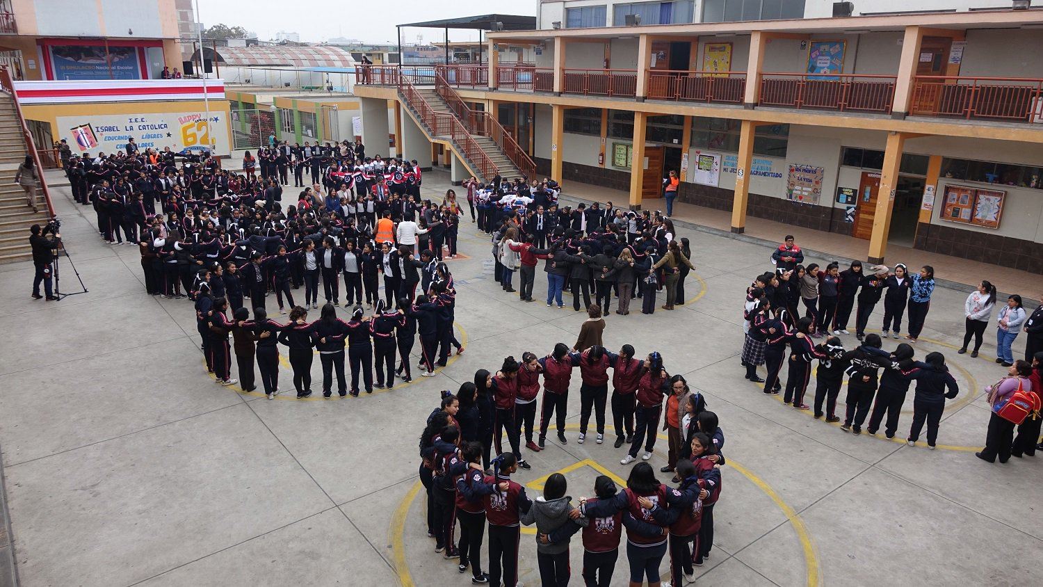Estudiantes reunidos en el patio de un colegio