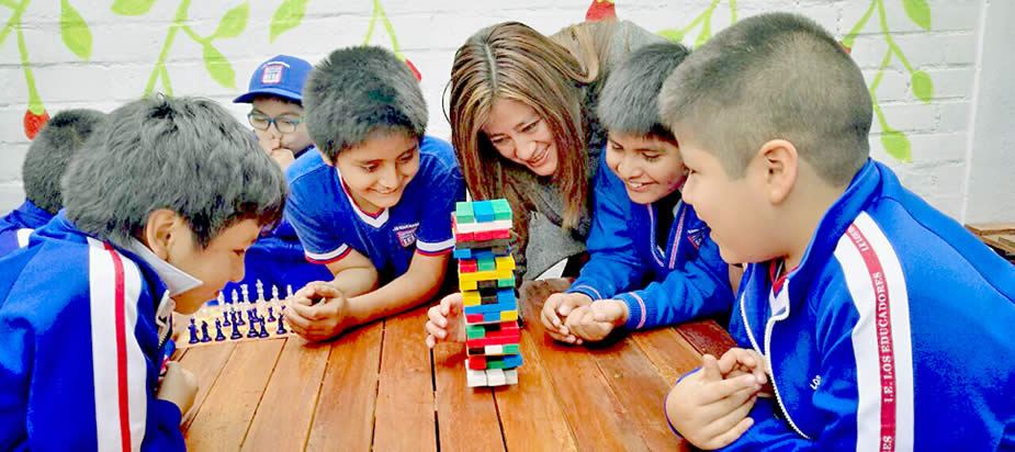 Estudiantes jugando con su profesora